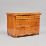 1016 1257 CHEST OF DRAWERS